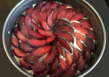 5 benefits of plums, from relieving constipation to regulating blood sugar