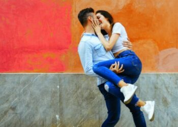 how-to-tell-if-a-guy-likes-you:-50-must-know-signs