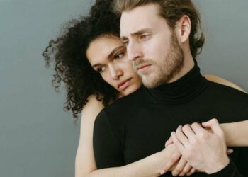 8-signs-you’re-afraid-of-intimacy-&-what-it-says-about-your-attachment-style