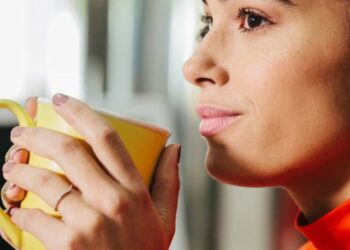 this-drink-was-just-linked-to-longevity-benefits-(even-when-sweetened)
