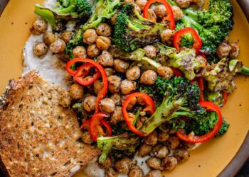 20-minute-broccoli-and-za’atar-chickpeas-with-yogurt-sauce