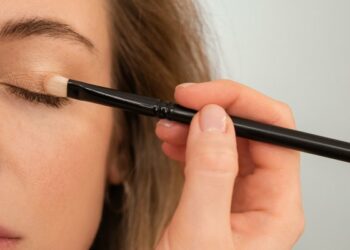 this-easy-hack-will-help-you-apply-eyeshadow-like-a-pro