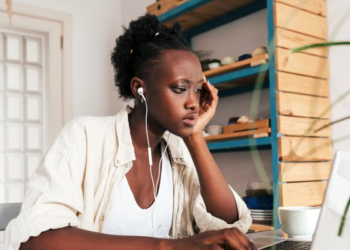 tired-eyes?-4-clues-you’re-overworking-your-eye-muscles-+-easy-ways-to-recover