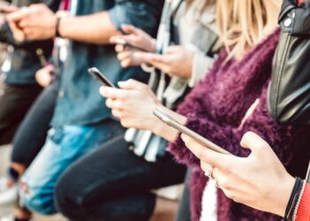 social-media-has-made-teen-friendships-more-stressful