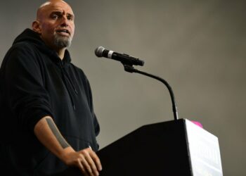 why-john-fetterman-needs-closed-captioning-technology-after-his-stroke