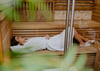 saunas-&-steam-rooms-are-similar —-but-is-one-better-for-your-health?