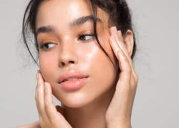 fine-lines-or-large-pores?-try-this-derm’s-hack-to-make-textured-skin-look-dewy
