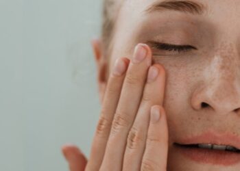 treat-wrinkles-at-their-source-with-this-quick-daily-habit