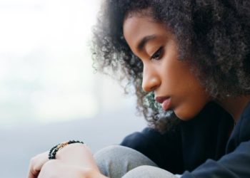 a-therapist-breaks-down-8-common-responses-to-loss