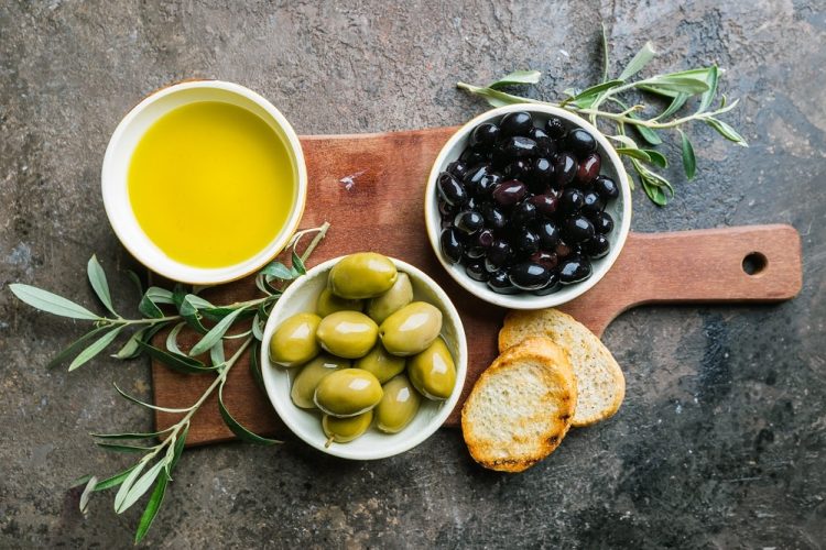 the-miraculous-benefits-of-olives-and-olive-oil