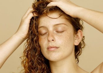 3-telltale-signs-you-should-use-a-scalp-serum-+-what-to-look-for