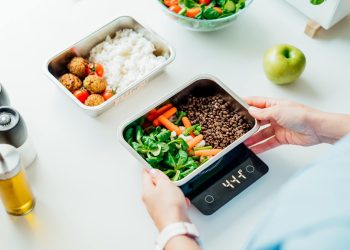should-you-weigh-food-before-or-after-cooking?