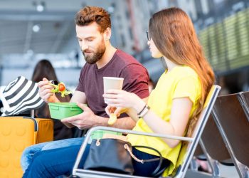 how-to-eat-healthy-while-traveling:-tips-and-snack-recommendations