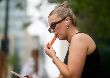 Experts issue health warning over vaping alternative popular with teens