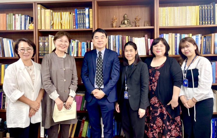 CDA Bancha meets Secretary General of Jubillee Medical Insurance, an alternative health insurance for undocumented Thai workers in the ROK